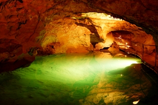 神秘的な世界最古の鍾乳洞へ