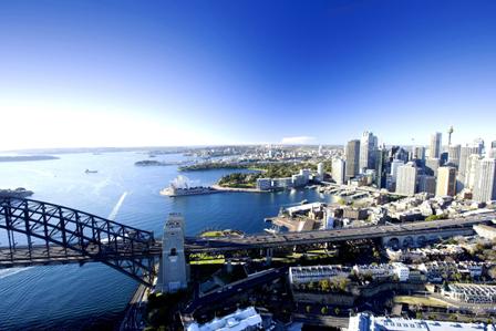 近代的な建物を囲む美しいシドニー湾の絶景は必見です。