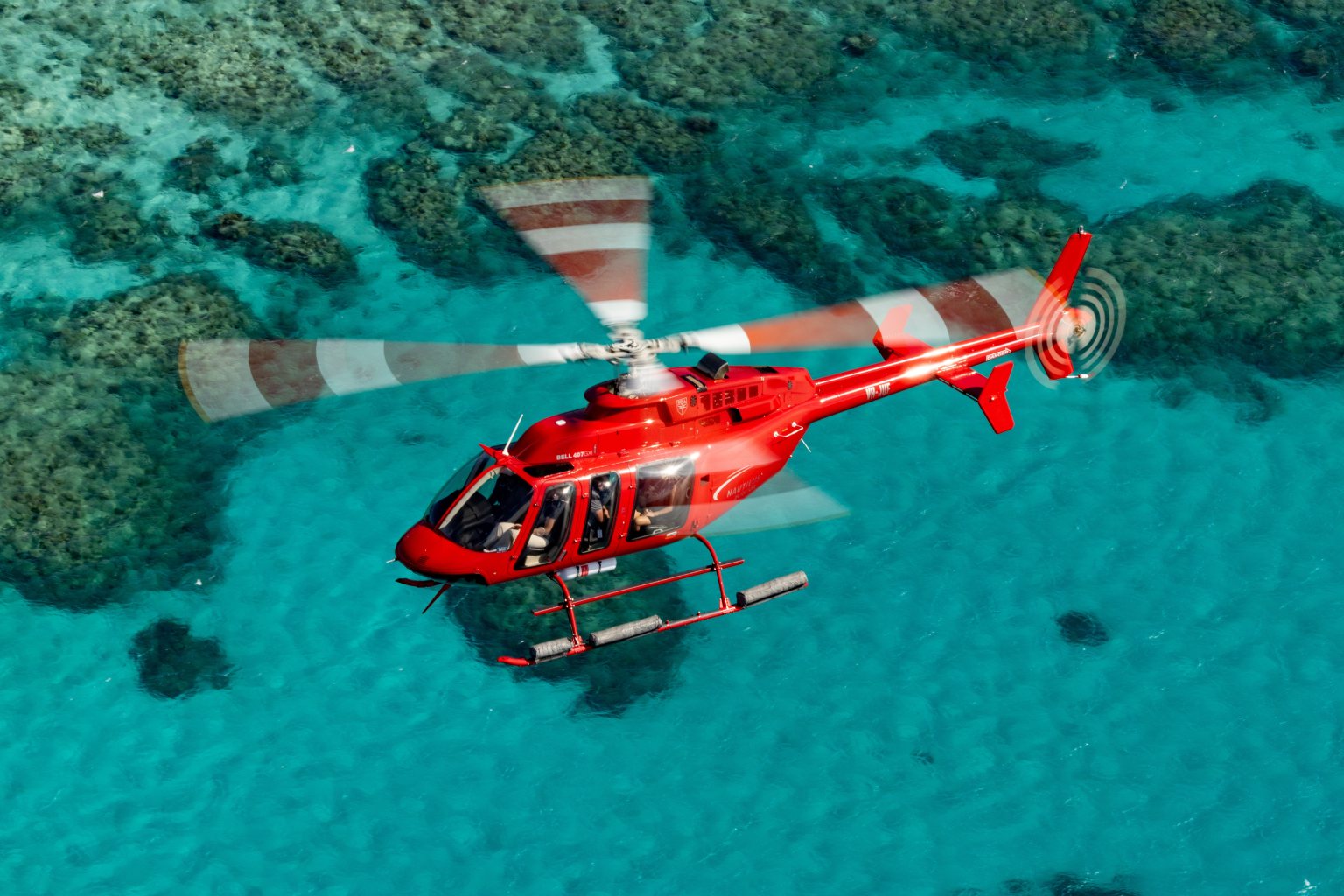 ヘリコプター30分遊覧飛行 世界遺産グレートバリアリーフ上空（ケアンズ発着）