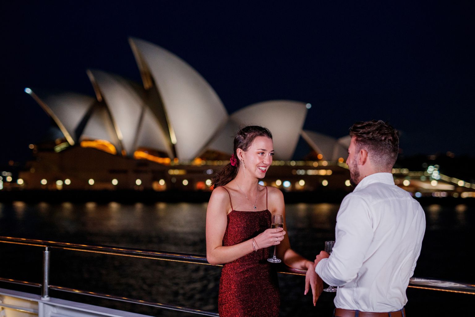 シドニー湾キャプテンクックディナークルーズ スターライト