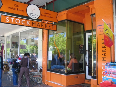 カラフルなお店は見ているだけでも楽しくなります。