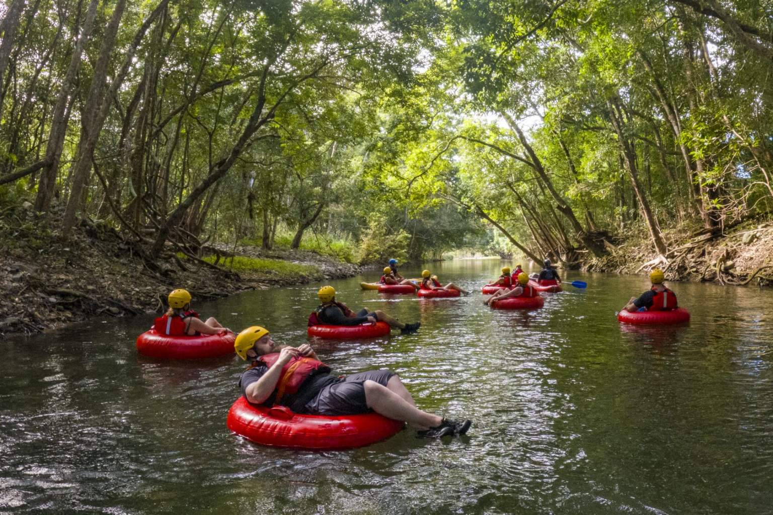 熱帯雨林を流れる川で半日チュービング