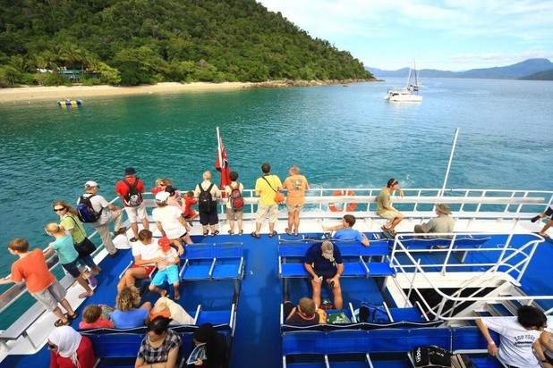 高速船カタマランの船上