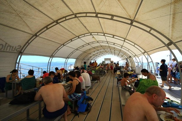 モアリーフに浮かぶポンツーン