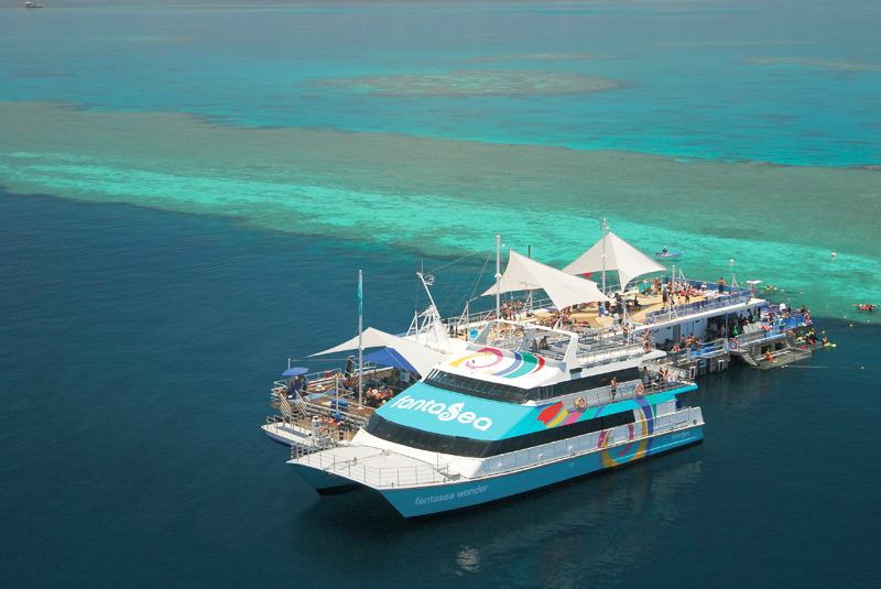 ファンタシー社のクルーズ船の横にあるのがポンツーン（浮島）
