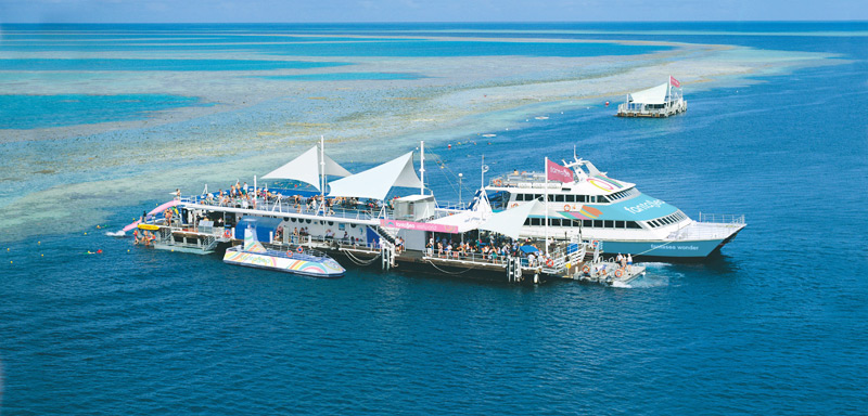 グレートバリアリーフのハーディーリーフに位置するポンツーン（浮島）とクルーズ船