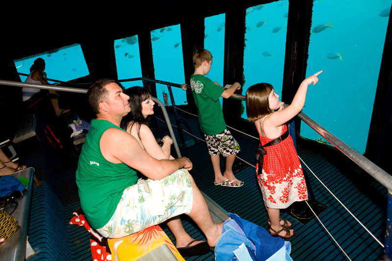 海中展望室から見る海の中