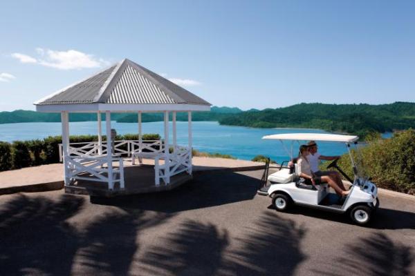 バギーで島中を移動