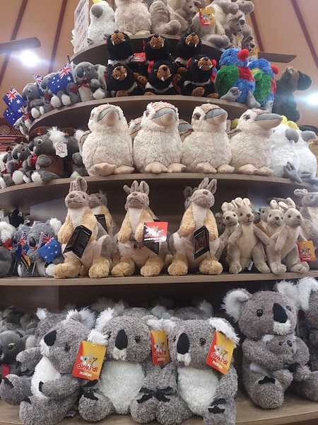 ぬいみぐるなどのお土産も豊富