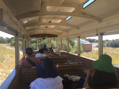 開放的な小さな電車の旅
