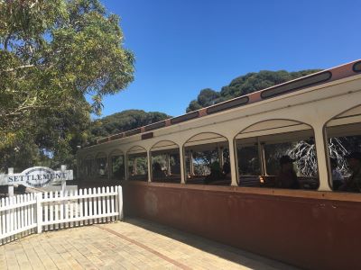 ロットネスト島電車の駅出発(Settlement Railway Station)