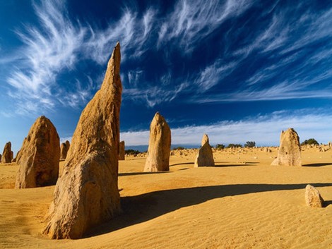 広大な青空と黄色い砂漠のコントラストは絶景