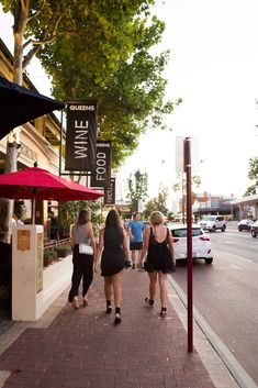 お洒落な街を飲み歩き(イメージ)