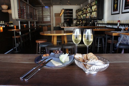 ワインバーで最初の一杯(イメージ)